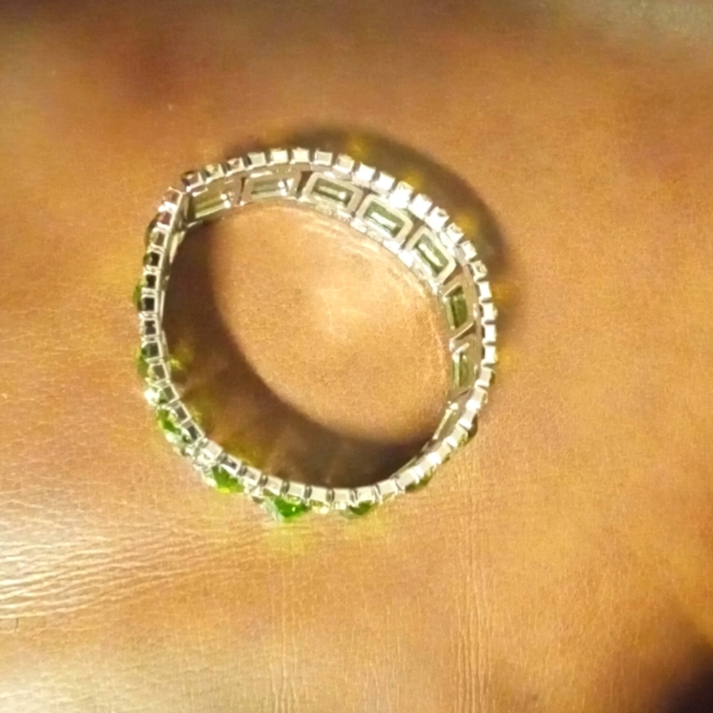 Vintage green crystal stretch bracelet. - Picture 2 of 2